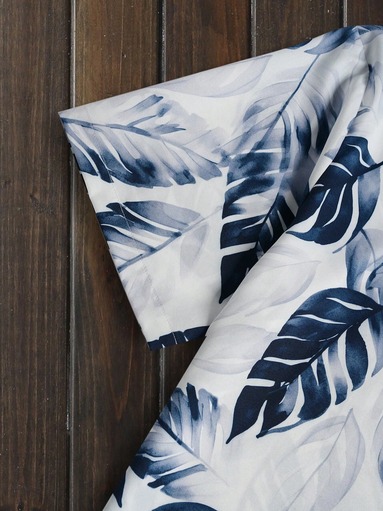 Camisa con estampado tropical sin camiseta - Imagen 3
