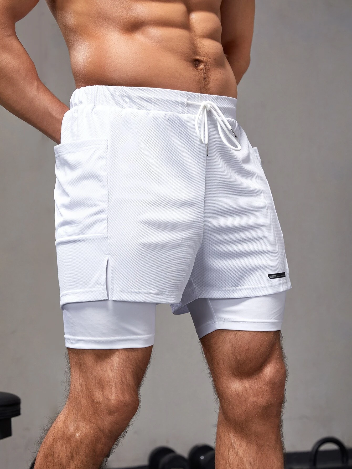 Manfinity_Fitness_Shorts_deportivos_blancos_para_hombres_con_cintura_de_cordn_y_bolsillo_para_telfono_2_en_1__SHEIN_USA_main_0 Shorts deportivos blancos para hombres con cintura de cordón y bolsillo para teléfono 2 en 1 - Imagen 1