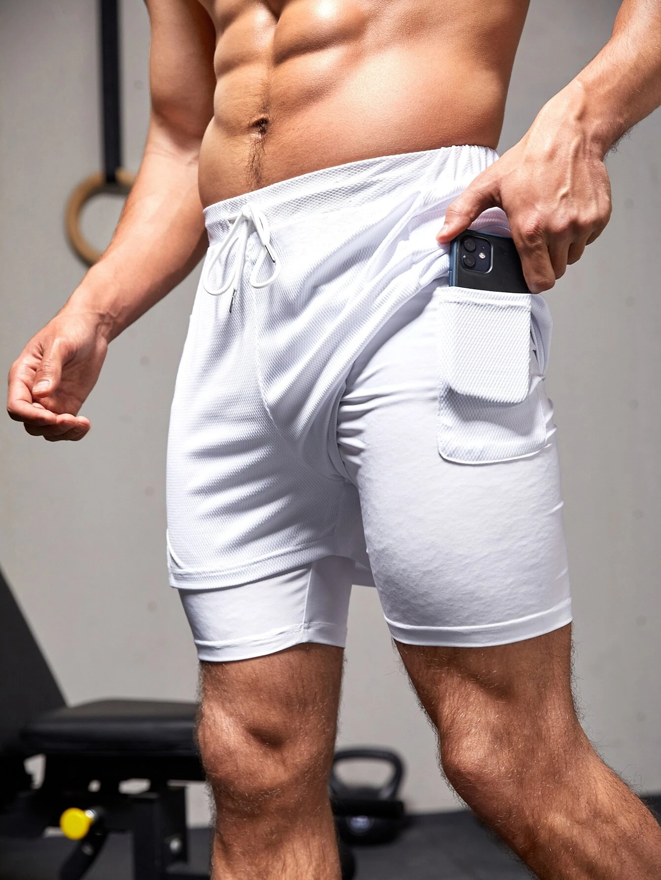 Shorts deportivos blancos para hombres con cintura de cordón y bolsillo para teléfono 2 en 1 - Imagen 3