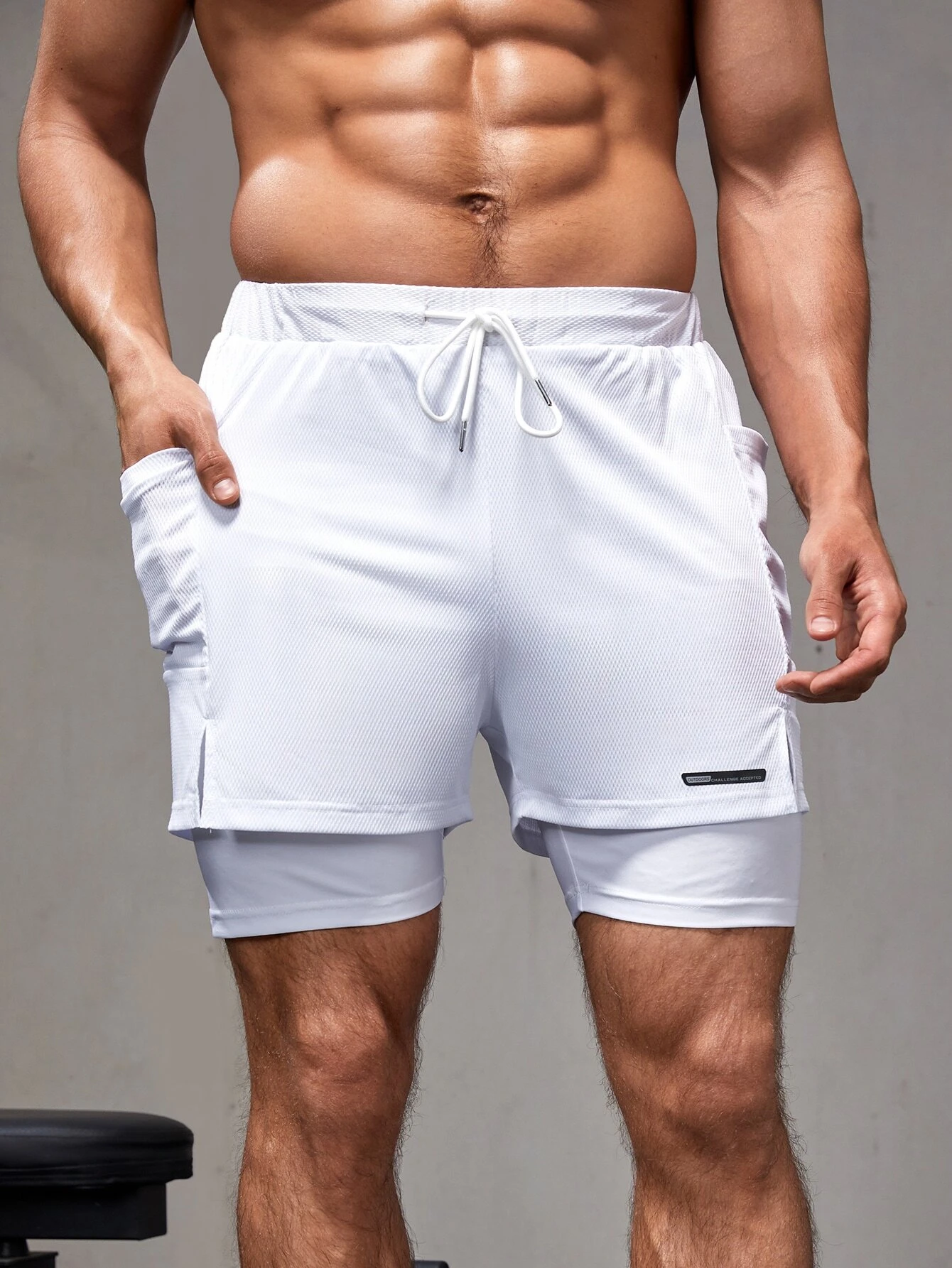 Shorts deportivos blancos para hombres con cintura de cordón y bolsillo para teléfono 2 en 1 - Imagen 4