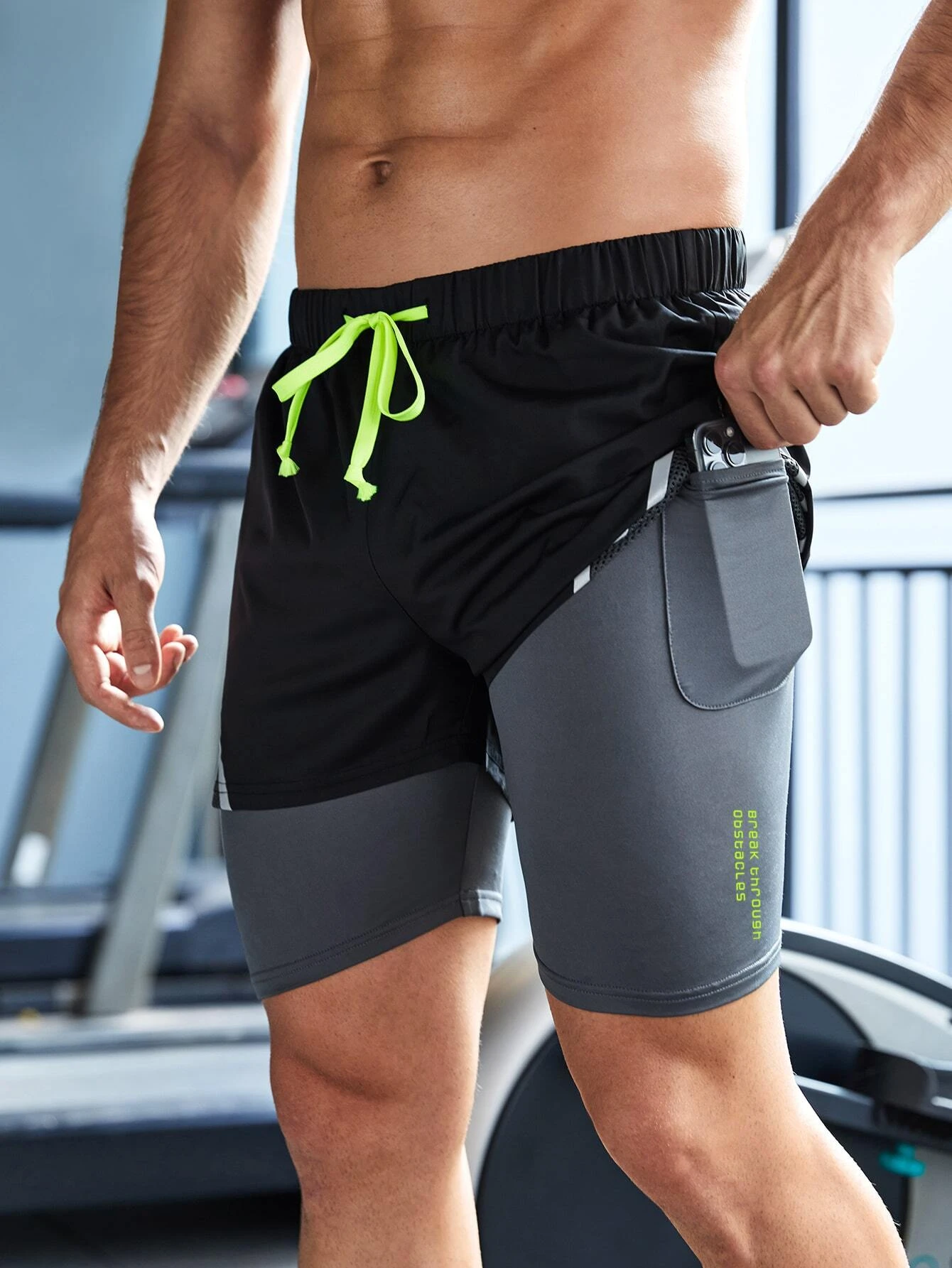 Manfinity_Fitness_Pantalones_cortos_deportivos_elsticos_para_hombres_con_grficos_de_letras_reflectantes_y_bolsillo_para_telfono_pantalones_cortos_para_gimnasio_y_correr__SHEIN_USA_main_0 Pantalones cortos deportivos elásticos para hombres con gráficos de letras reflectantes - Imagen 1