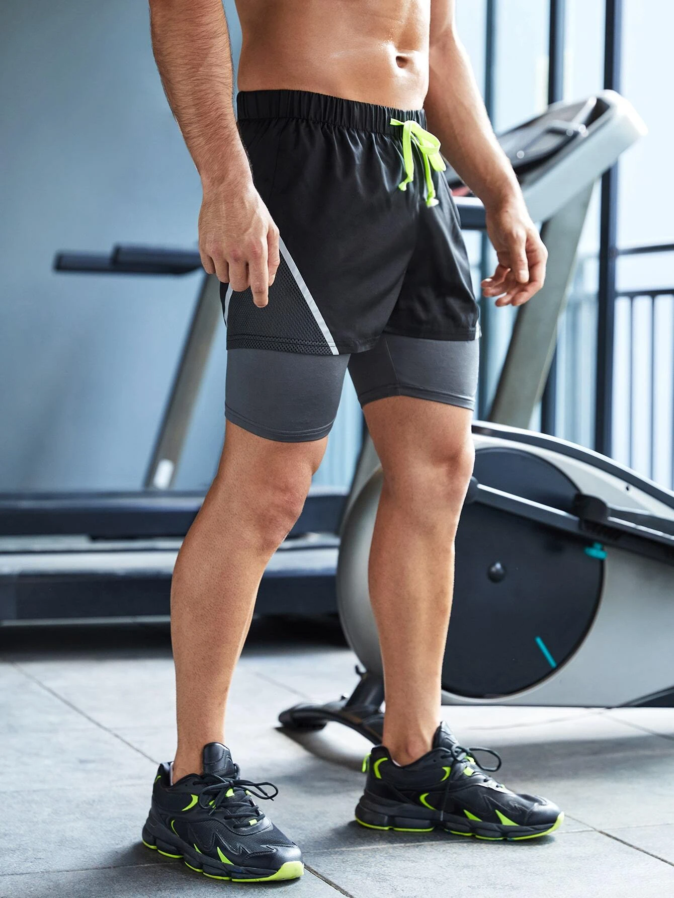 Pantalones cortos deportivos elásticos para hombres con gráficos de letras reflectantes - Imagen 4