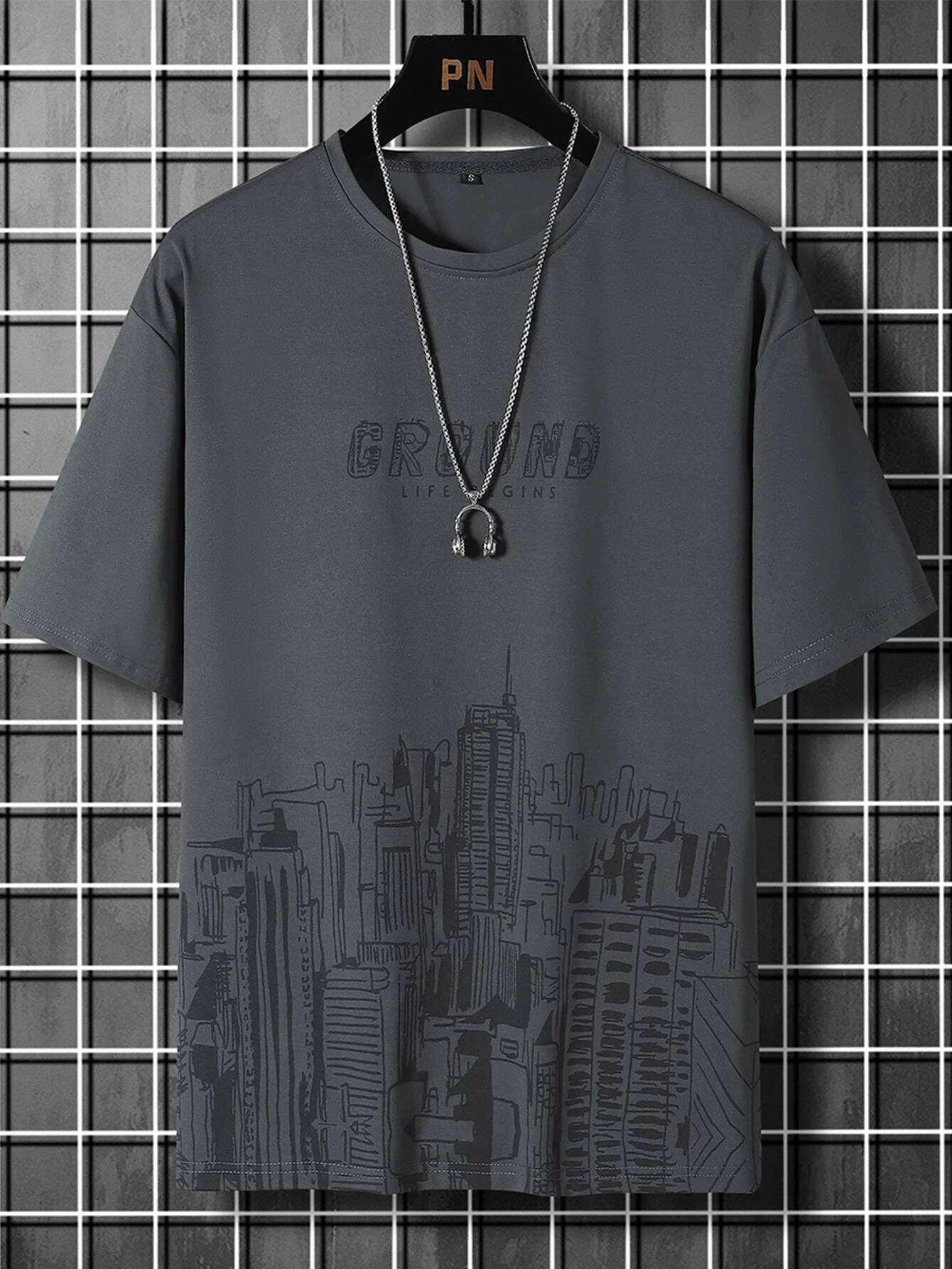 Manfinity_Homme_Camiseta_Impresa_Para_Hombres_Con_Letras_Y_Edificios__SHEIN_USA_main_0 Camiseta Impresa Para Hombres Con Letras Y Edificios - Imagen 1