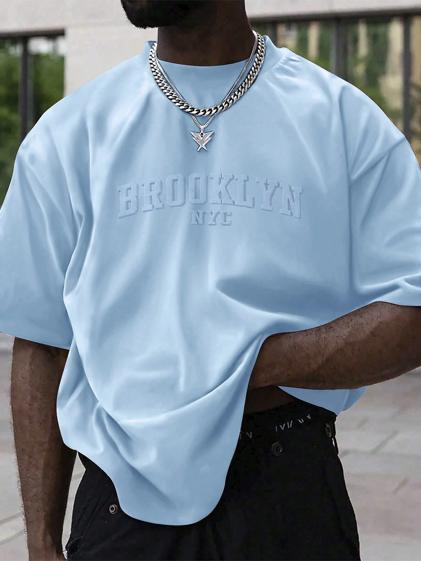 Camiseta casual de manga corta con cuello redondo para hombre con estampado en relieve de letras para verano - Imagen 1