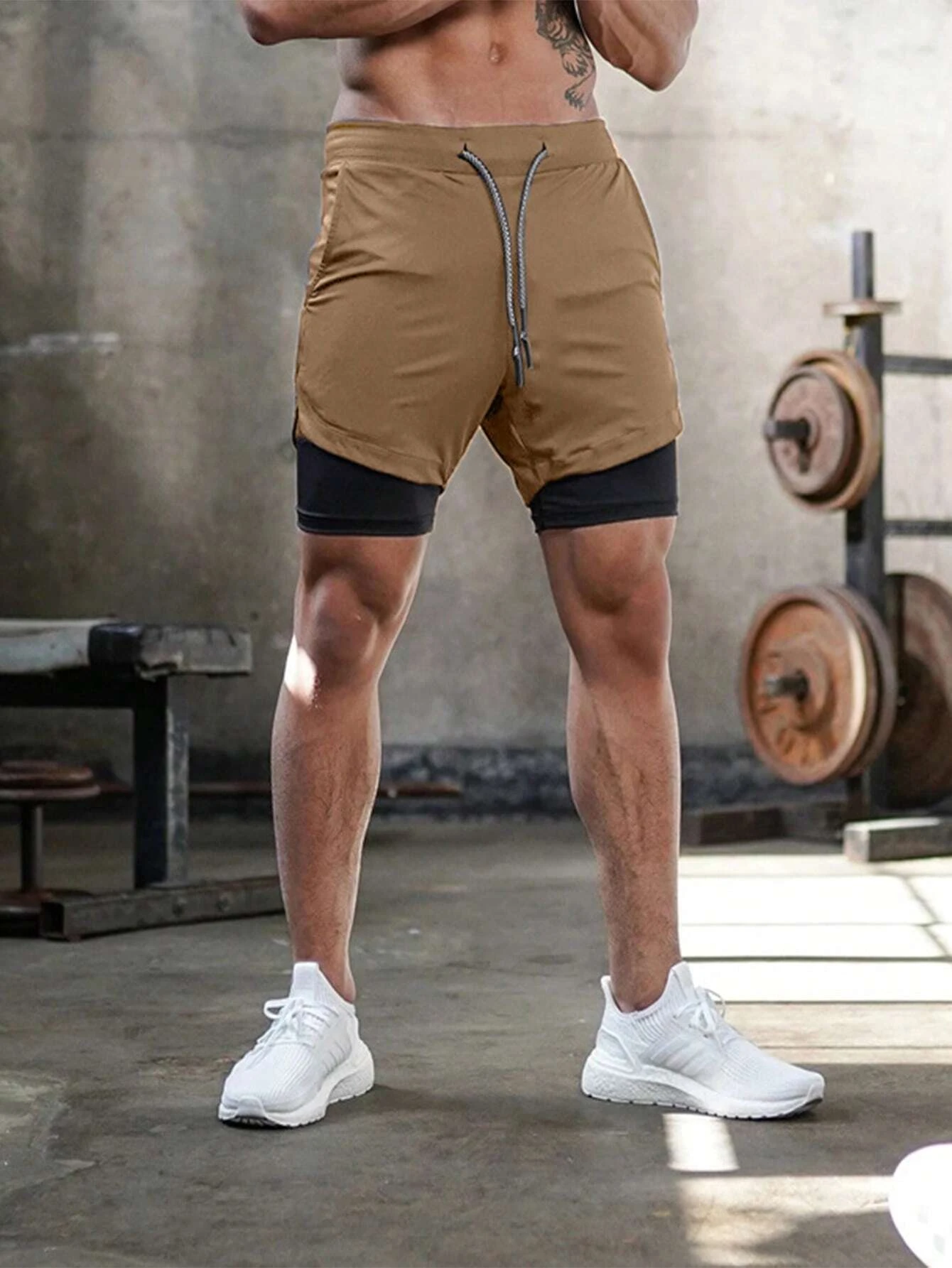 Shorts deportivos para hombres con cintura ajustable con cordón, bolsillo para teléfono móvil y bucle para toalla incorporados; diseño 2 en 1 - Imagen 4