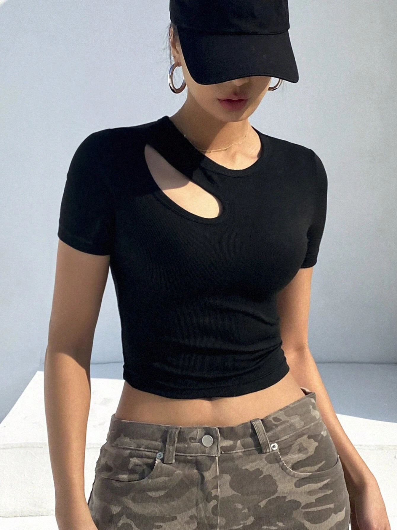Camiseta De Manga Corta Ajustada Con Huecos Y Color Sólido - Imagen 2