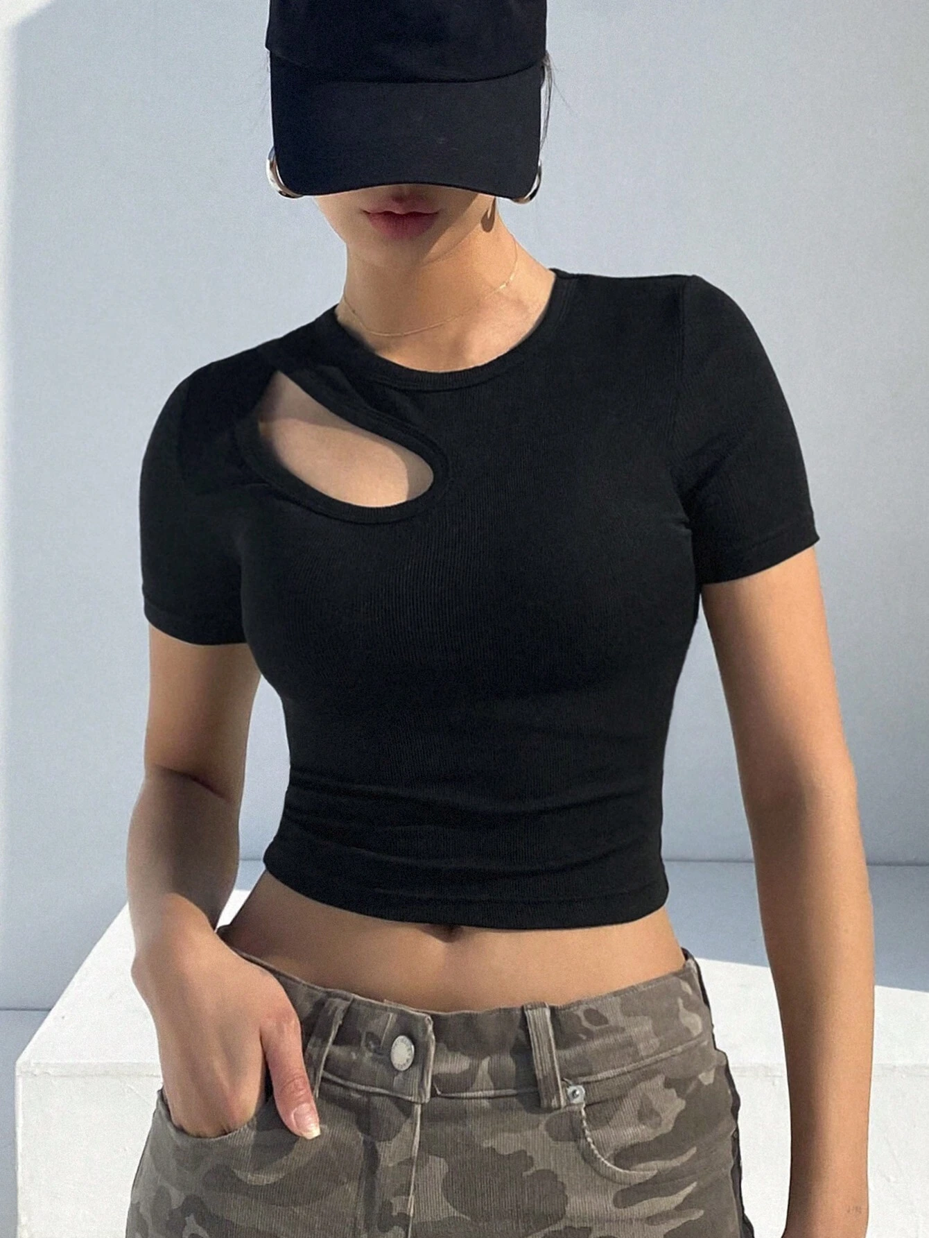 Camiseta De Manga Corta Ajustada Con Huecos Y Color Sólido - Imagen 5