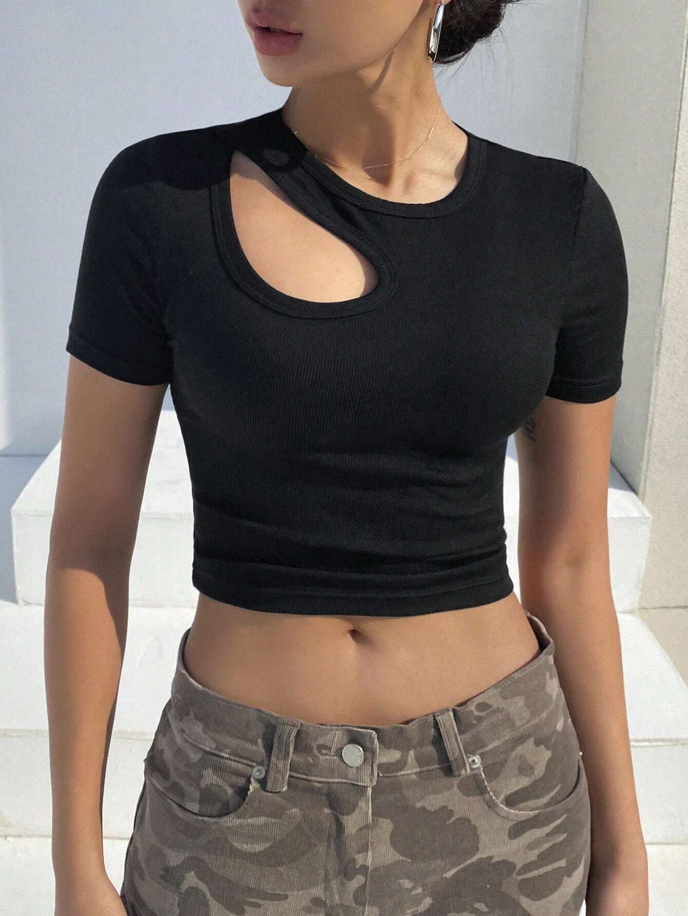 Camiseta De Manga Corta Ajustada Con Huecos Y Color Sólido - Imagen 6