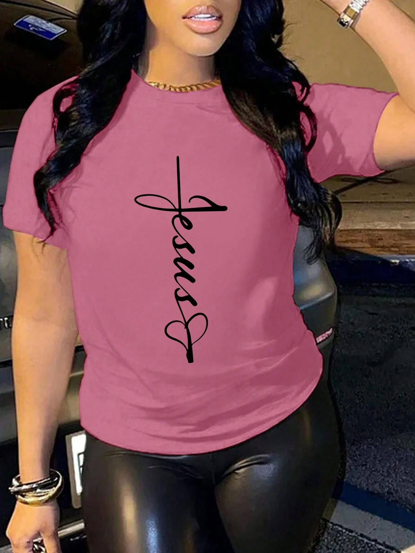 SHEIN_Camiseta_de_manga_corta_con_estampado_de_corazn_y_letra_diseo_de_grfico_de_camisetas_holgadas_de_verano_para_mujer__SHEIN_USA_main_0 Camiseta de manga corta con estampado de corazón y letra - Imagen 1