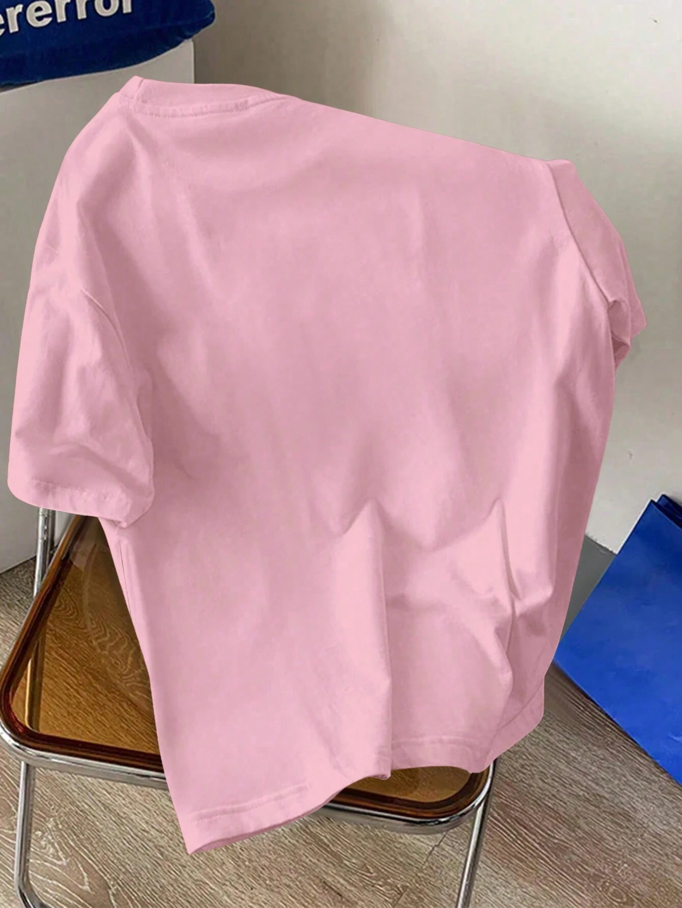 Camiseta de manga corta de ajuste regular para hombre con etiqueta de tamaño de punto rosa oscuro - Imagen 2