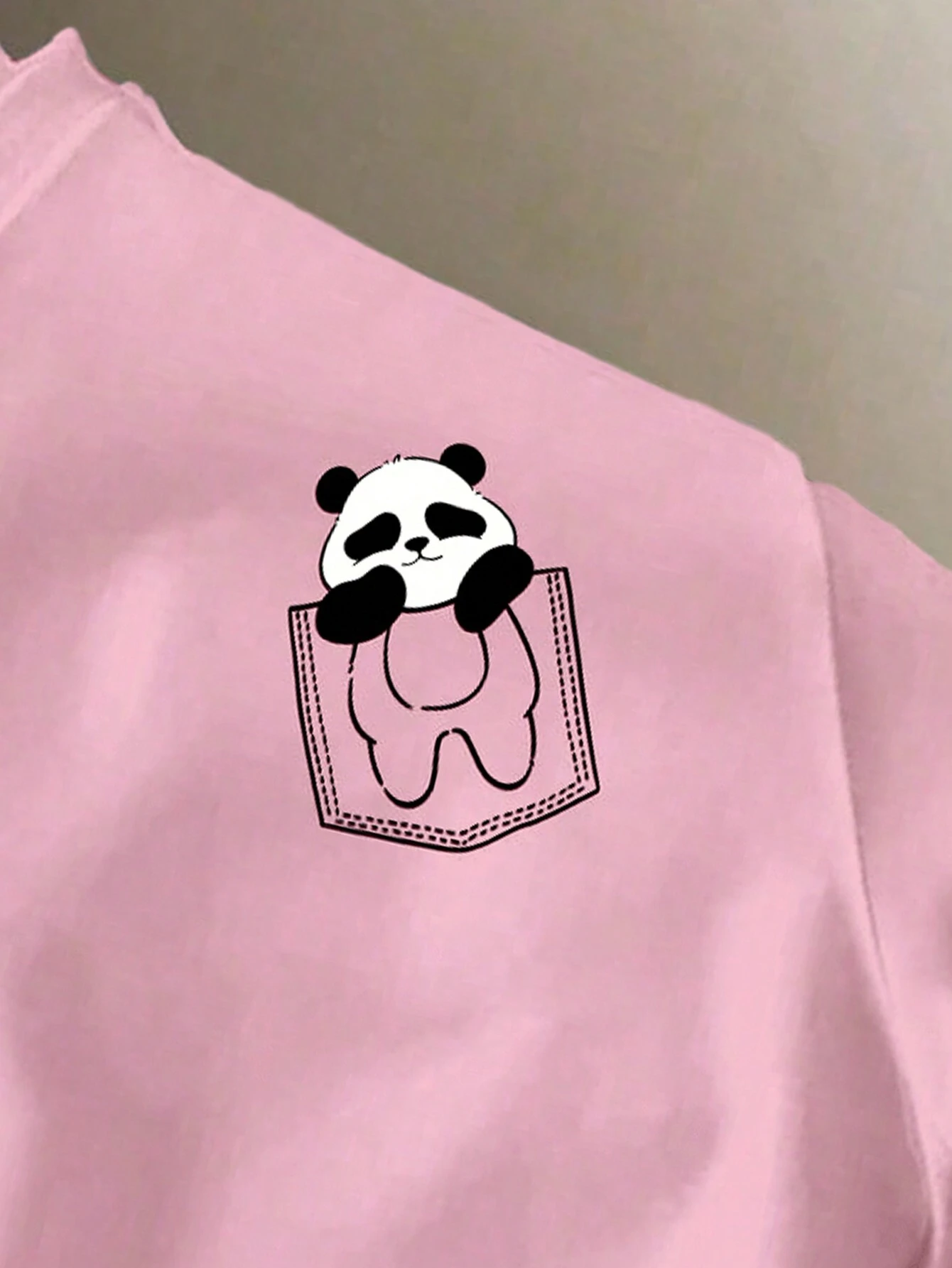 Camiseta de manga corta de ajuste regular para hombre con etiqueta de tamaño de punto rosa oscuro - Imagen 3
