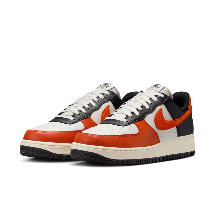671f36abb9533f796b2aa4cc Zapatillas Nike Air Force 1 en blanco, negro y naranja - Imagen 1