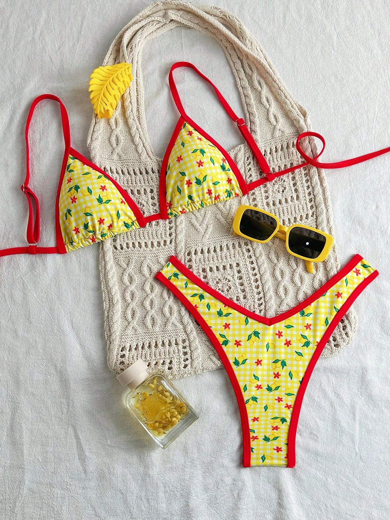 SHEIN_Swim_Conjunto_de_bikini_de_tiras_de_espagueti_con_corte_alto_y_estampado_aleatorio_para_mujeres_en_verano_main_0 Swim Conjunto de bikini de tiras de espagueti con corte alto y estampado aleatorio para - Imagen 1