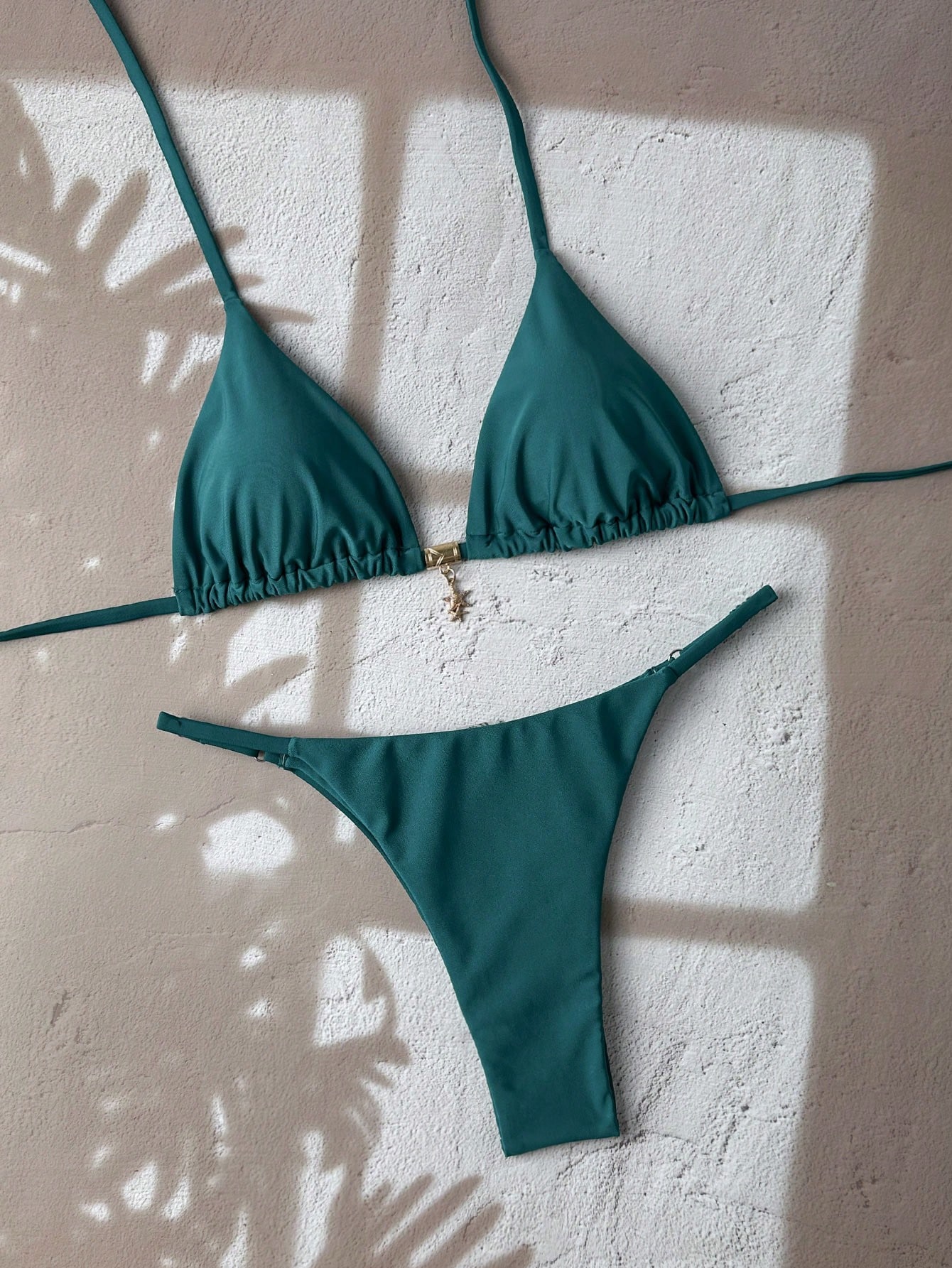Swim Basics Conjunto de bikini con tanga sexy de unicolor y colgante de metal para mujer - Imagen 5