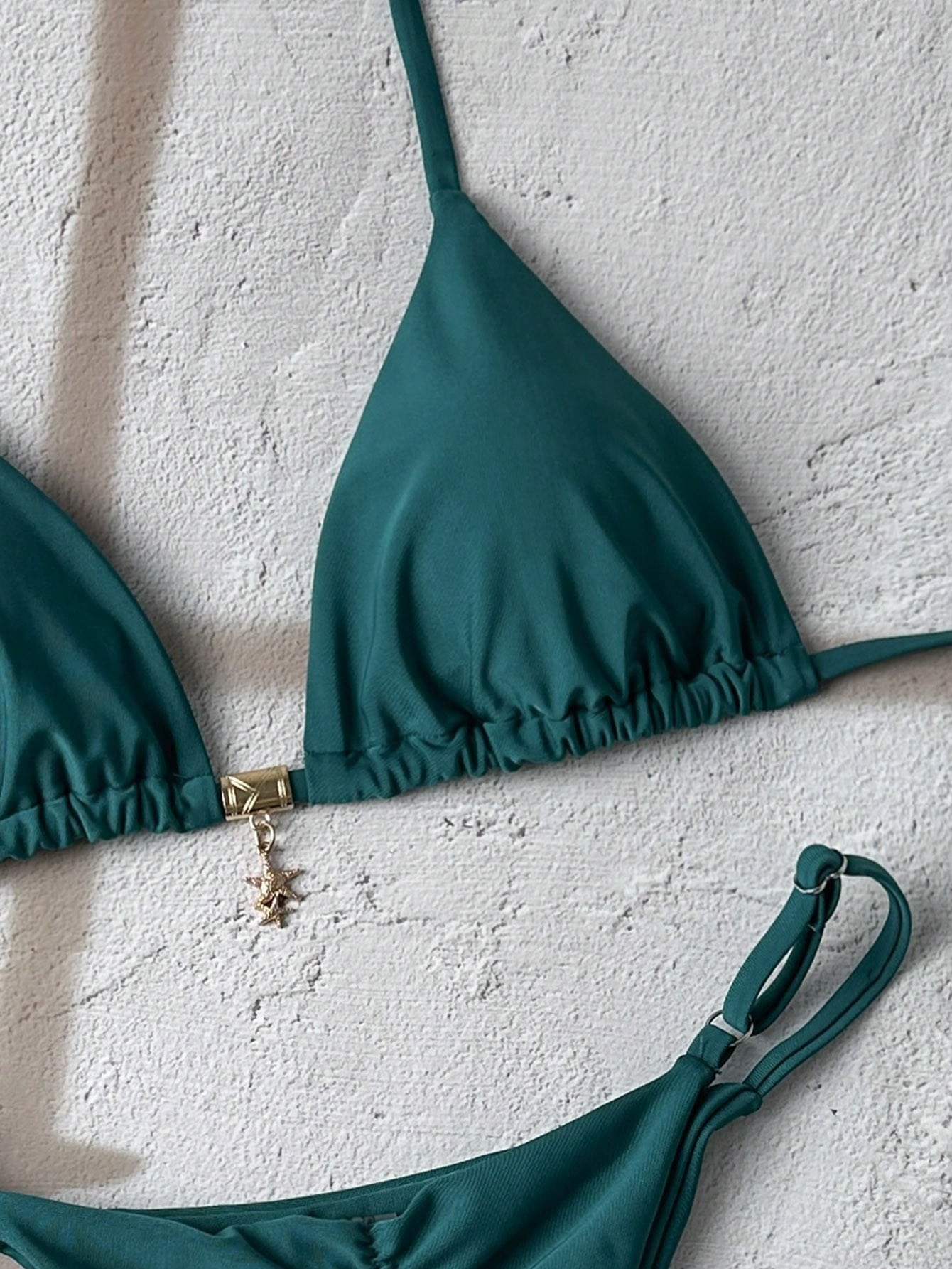 Swim Basics Conjunto de bikini con tanga sexy de unicolor y colgante de metal para mujer - Imagen 4