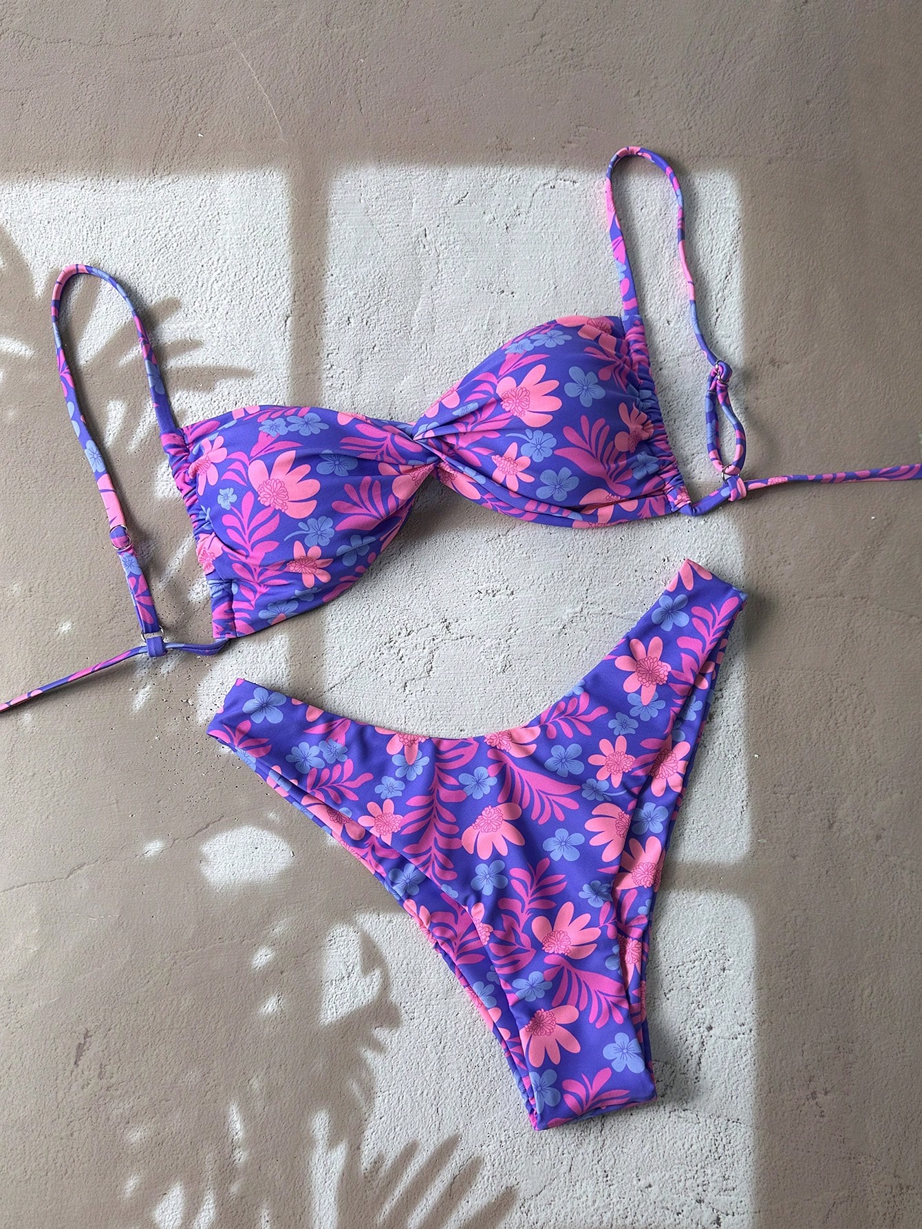 Swim_Mod_Conjunto_de_bikini_sexy_para_mujer_con_estampado_plateado_al_azar_tirantes_de_espagueti_y_corte_alto_con_nudo_trenzado_perfecto_para_el_verano_main_0 Swim Mod Conjunto de bikini sexy para mujer con estampado plateado al azar, tirantes de espagueti y corte - Imagen 1