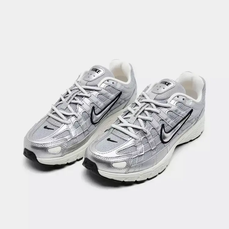 image Zapatillas Nike P-6000 en plateado y blanco, con detalles en negro - Imagen 1