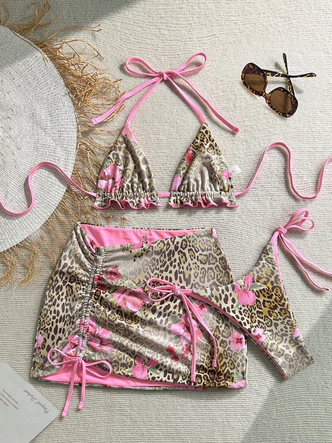 r_ropa_de_verano_de_mujer_conjunto_de_playa_sexy_de_mujer_tanga_con_atar_estilo Soleia Set de 3 piezas de bikini reversible con estampado de leopardo y rojo para mujer, traje de baño de mujer, ropa de vacaciones de mujer, atuendo de verano de mujer, lencería de playa sexy de mujer - Imagen 1